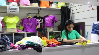 Bianca Mota em sua loja no Shopping da Cidade, no Centro de Teresina (Foto: Lívia Ferreira / g1 PI)