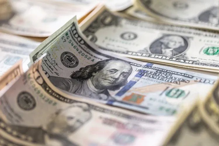 Dólares: medida do governo, na prática, encarecerá a compra de moeda estrageira pelos viajantes brasileiros (SimpleImages/Getty Images)