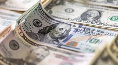 Dólares: medida do governo, na prática, encarecerá a compra de moeda estrageira pelos viajantes brasileiros (SimpleImages/Getty Images) (Foto: Divulgação)