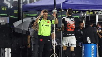 Fernando Diniz cumprimenta Vegetti na vitória do Vasco sobre o Melgar (Foto: Wagner Meier/Getty Images)