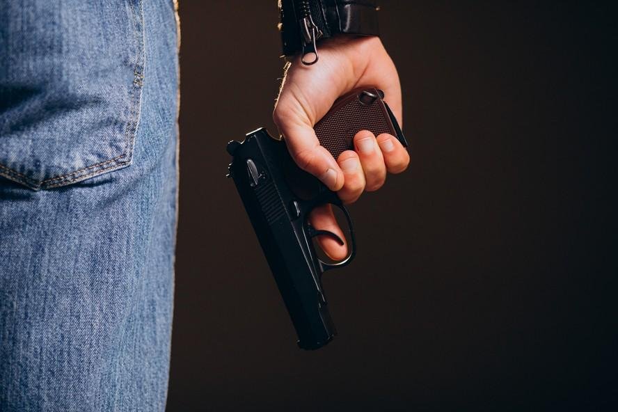 homem com arma