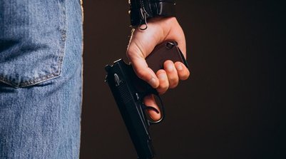 homem com arma (Foto: Freepik)