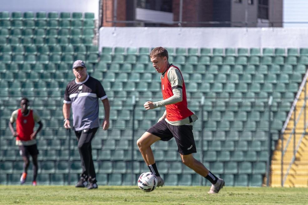 João Lucas em treino do Figueirense