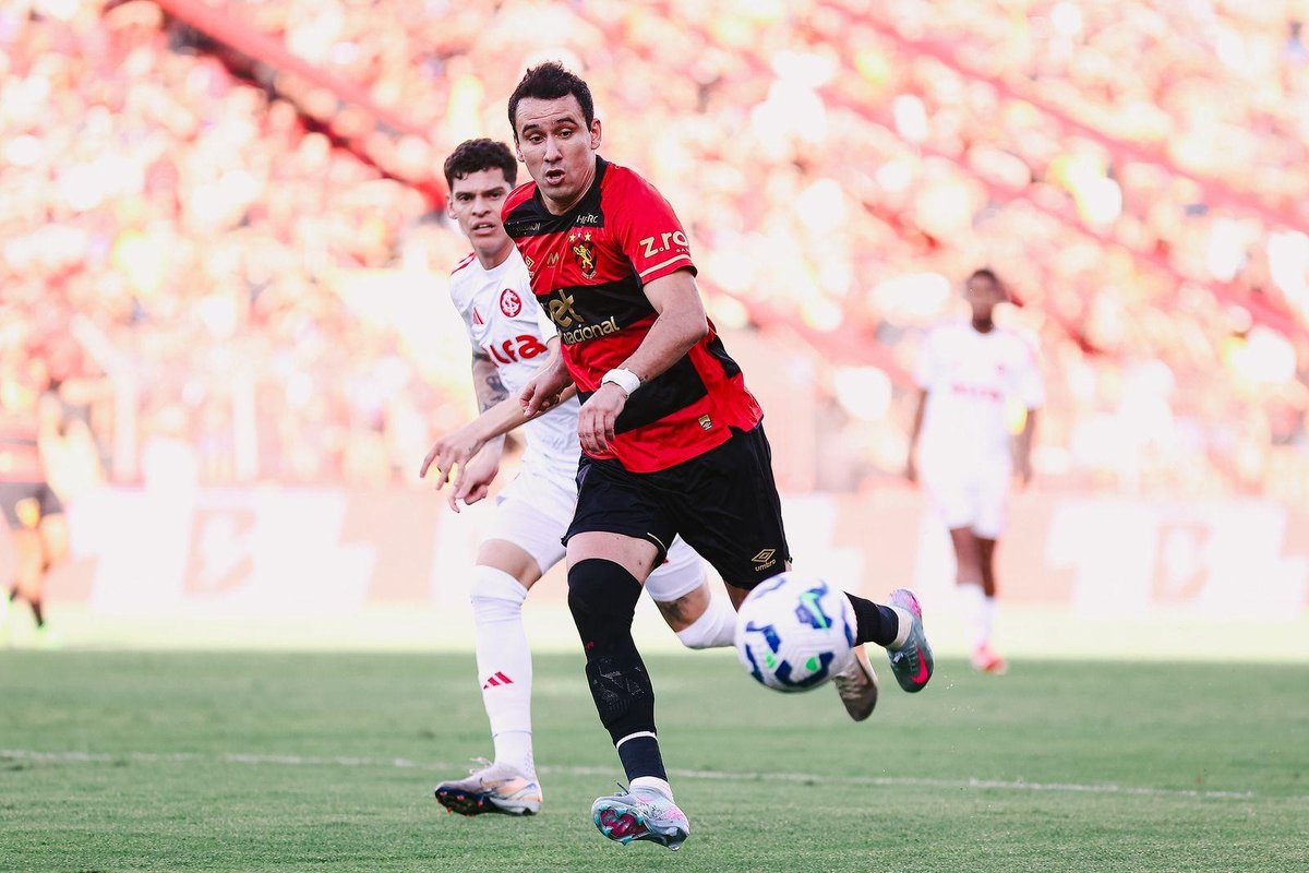 Jogo termina empatado por 1×1, com expulsão no fim e pressão rubro-negra nos minutos finais.