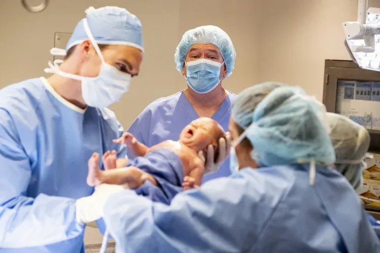 Médico segurando bebê recém-nascido (Justin Lubin/NBC/NBCU/Getty Images)