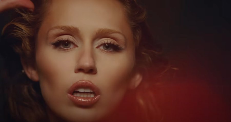 Miley Cyrus no clipe de "Something Beautiful"• Youtube/ Miley Cyrus