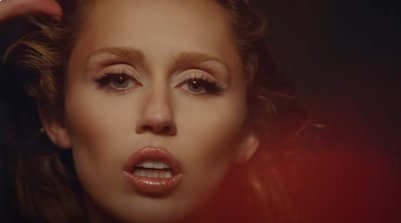 Miley Cyrus no clipe de "Something Beautiful"• Youtube/ Miley Cyrus (Foto: • Youtube/ Miley Cyrus)