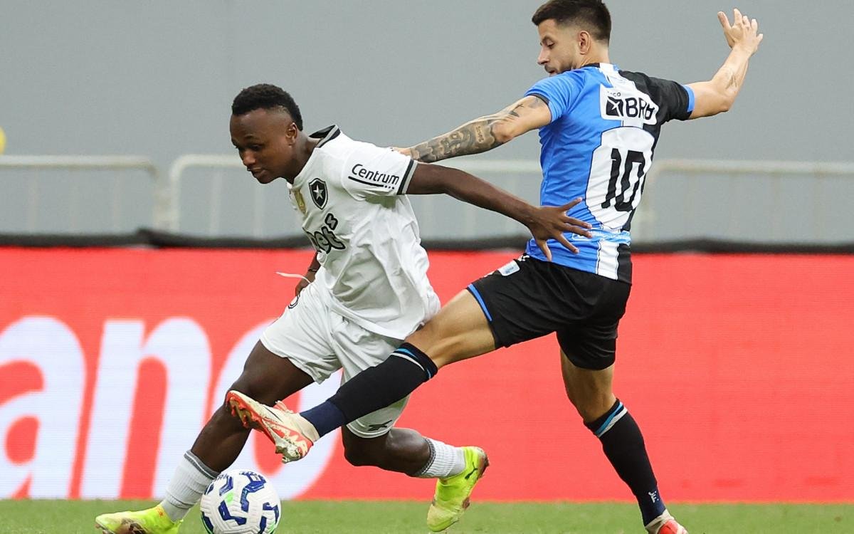 Nathan Fernandes em ação pelo Botafogo no Mané Garrincha