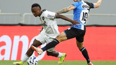 Nathan Fernandes em ação pelo Botafogo no Mané Garrincha (Foto: Vítor Silva / Botafogo)
