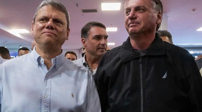 O governador de São Paulo, Tarcísio de Freitas, e o ex-presidente Jair Bolsonaro (Foto: Edilson Dantas/Agência O Globo/11-03-2023)