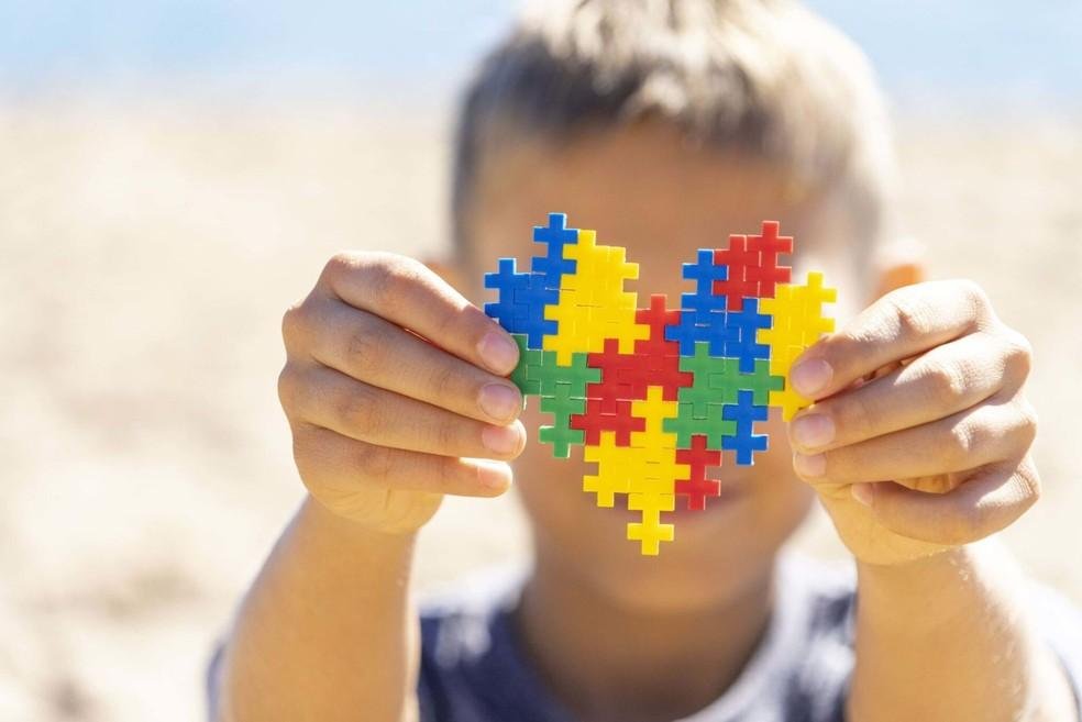 O mês de abril é voltado à conscientização mundial sobre os direitos de Transtorno do Espectro Autista (TEA); o que inclui o benefício que pode reduzir a conta de luz em até 65% para famílias de baixa renda com autistas.