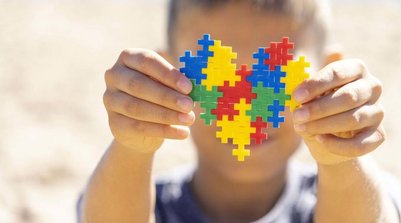 O mês de abril é voltado à conscientização mundial sobre os direitos de Transtorno do Espectro Autista (TEA); o que inclui o benefício que pode reduzir a conta de luz em até 65% para famílias de baixa renda com autistas. (Foto: Divulgação/ Equatorial)