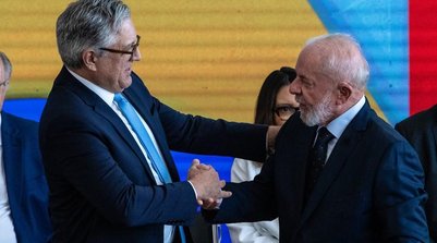 O presidente da República, Luiz Inácio Lula da Silva, dá posse ao novo ministro da Saúde, Alexandre Padilha, e à nova ministra da Secretaria de Relações Institucionais da Presidência da República, Gleisi Hoffmann, no Palácio do Planalto. (Foto: Brenno Carvalho / Agência O Globo)