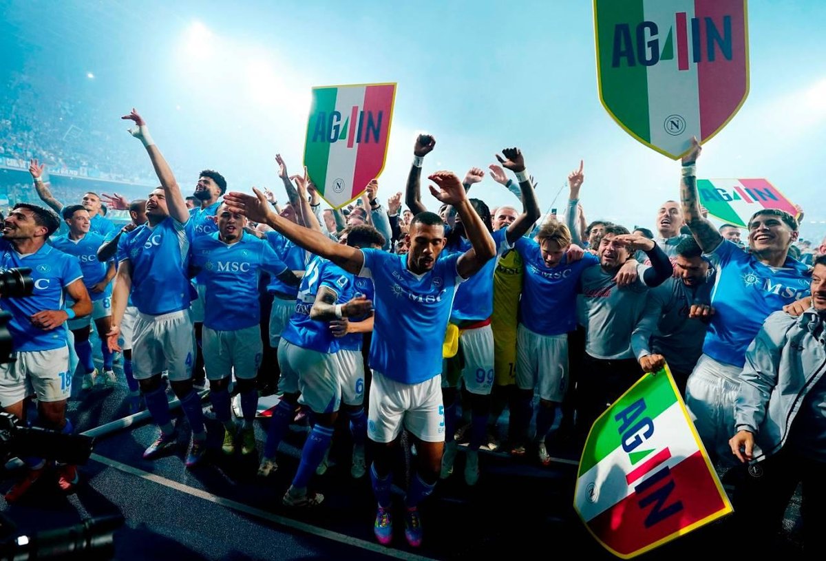 Os jogadores do Napoli comemoram após vencer a Série A. REUTERS/Matteo Ciambelli.
