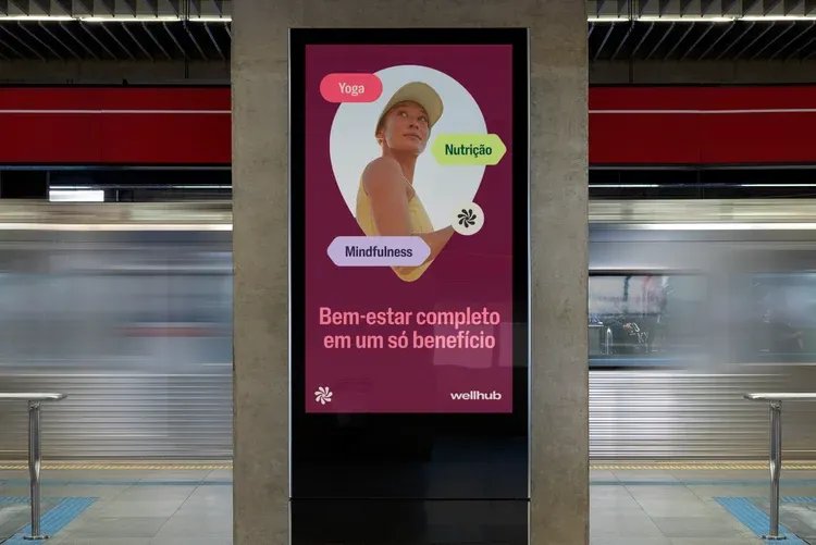 Painel de DOOH em área urbana: visibilidade da marca é principal objetivo das campanhas, segundo estudo (Wellhub/Divulgação)