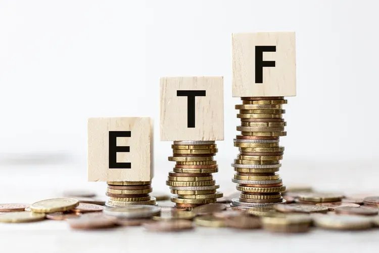 Para quem busca acumulação consistente ao longo de uma década, R$ 1.000 por mês em um ETF de mercados emergentes pode ser o ponto de partida para uma carteira sólida e globalizada (Epiximages/Getty Images)