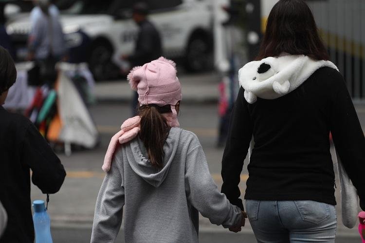 Pessoas passeiam agasalhadas pela Av. Paulista, na região centro-sul de São Paulo 11/05/2025 - Foto: RENATO S. CERQUEIRA/ATO PRESS/ESTADÃO CONTEÚDO