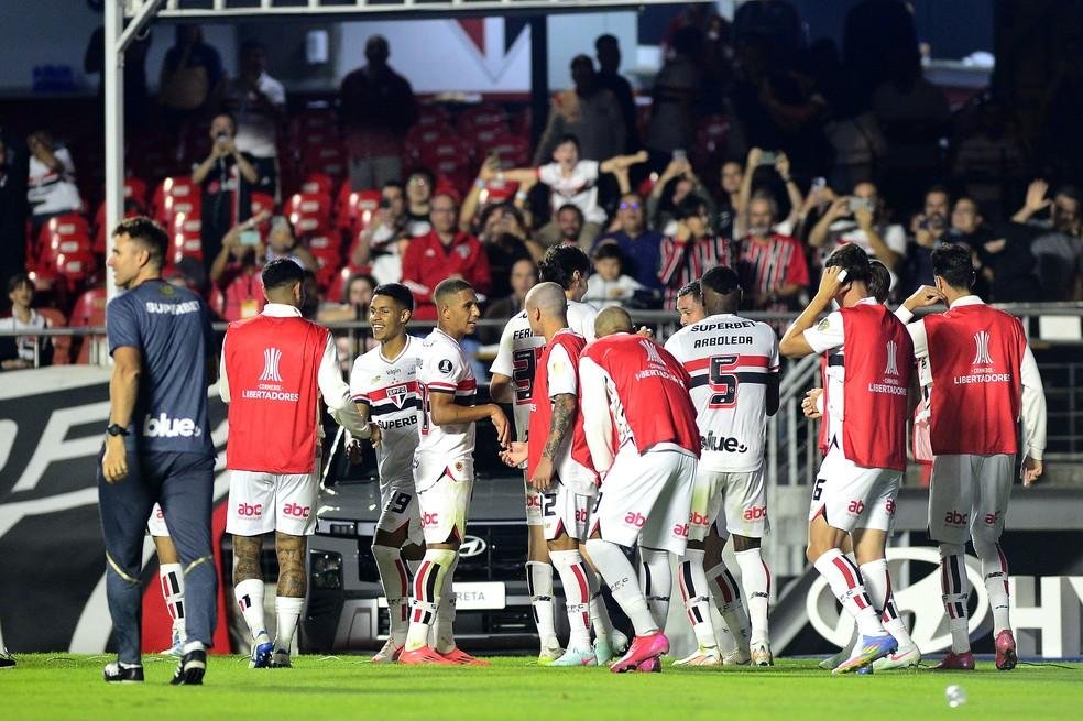 São Paulo comemora gol de Luciano contra o Talleres na Libertadores
