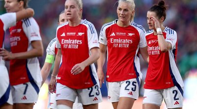 Stina Blackstenius, camisa 25 do Arsenal, brilhou na decisão (Foto: Carlos Costa / AFP)