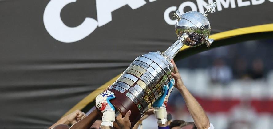 Taça da Libertadores sendo levantada por John Textor e os jogadores