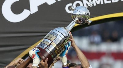 Taça da Libertadores sendo levantada por John Textor e os jogadores (Foto: Alejandro Pagni/AFP)