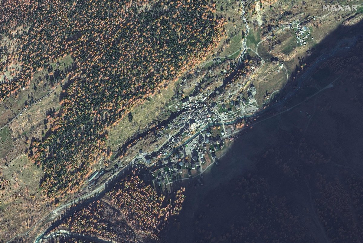 Uma imagem de satélite mostra Blatten antes de uma geleira nos Alpes Suíços desabar parcialmente e cair sobre a vila, em Blatten, Suíça, em 3 de novembro de 2024. Maxar Technologies/Divulgação via REUTERS