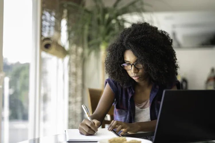 A chave para garantir aprendizado real está na combinação equilibrada dessas abordagens, sempre priorizando a aplicação prática do conhecimento (FG Trade / Getty Images )