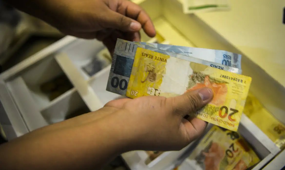 A previsão da cotação do dólar está em R$ 5,80