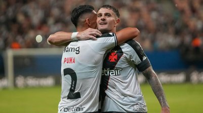Abraço de Vegetti e Puma após o gol - Vasco x Madureira (Foto: Aguilar Abecassis/AGIF)