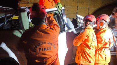 Acidente entre carro e caminhão deixa casal de médicos ferido em Picos (Foto: Reprodução)