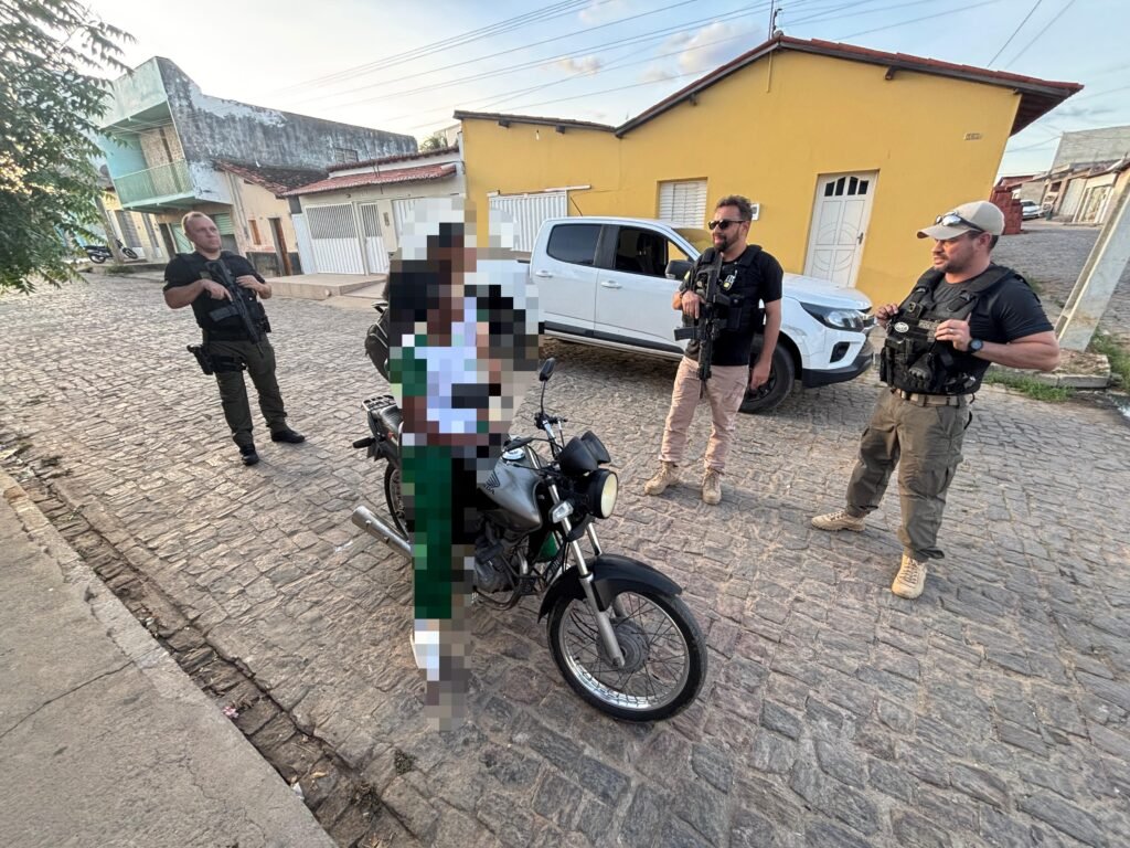 Além disso, testes de alcoolemia foram realizados e resultaram na prisão em flagrante