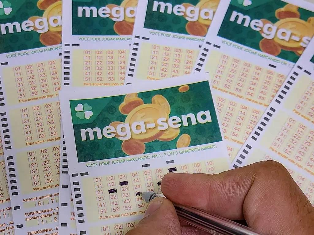 Apostador preenche volante da Mega-Sena
