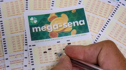 Apostador preenche volante da Mega-Sena (Foto: Rafa Neddermeyer/Agência Brasil/Arquivo)