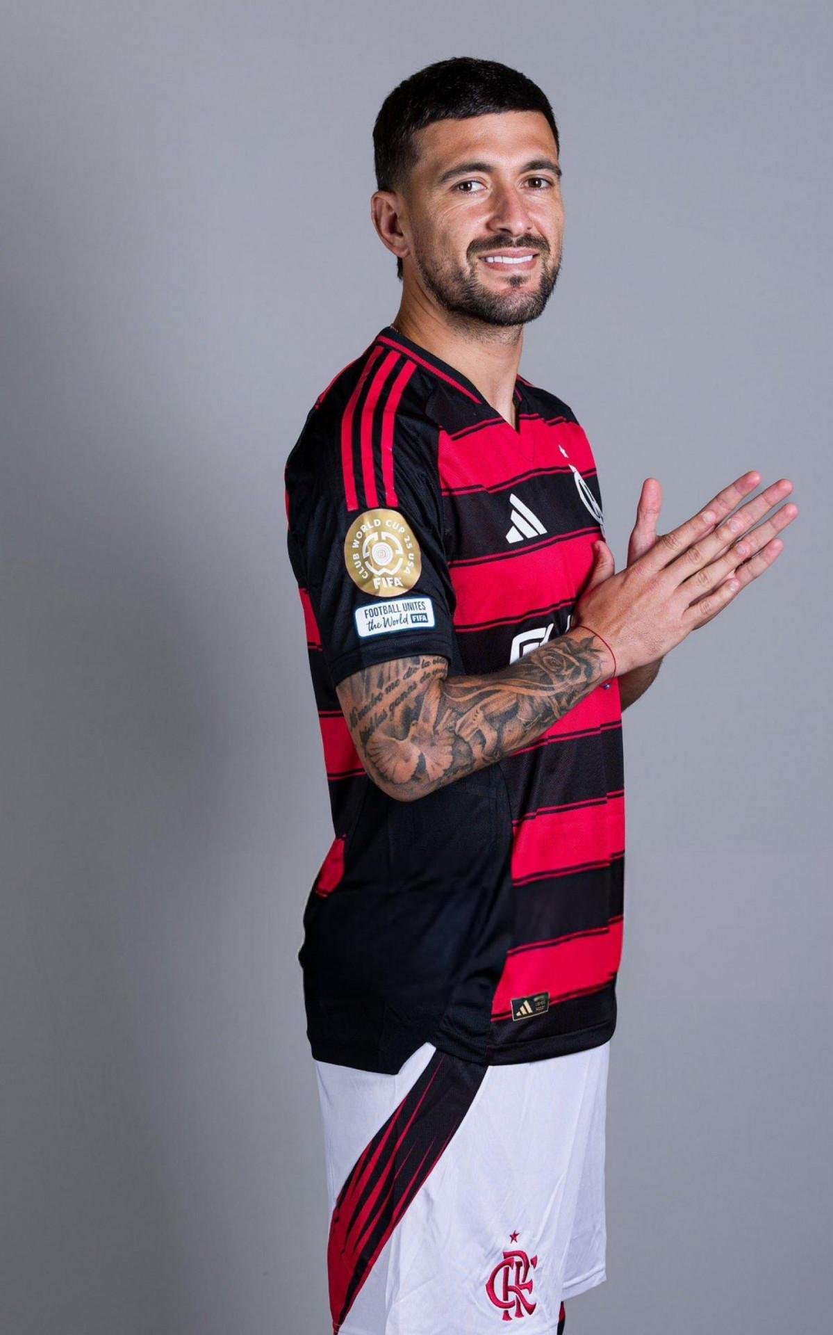 Arrascaeta com a camisa que será usada pelo Flamengo no Mundial