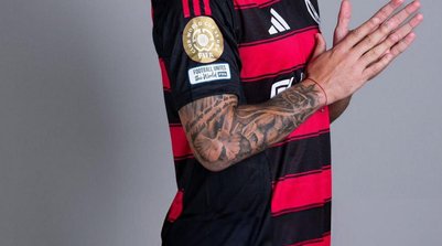 Arrascaeta com a camisa que será usada pelo Flamengo no Mundial (Foto: Divulgação)