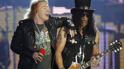 Axl Rose (à esquerda), vocalista da banda Guns N' Roses (Foto: Antonio Scorza/Agência O Globo)