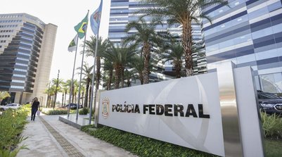 Brasília (DF), 31/08/2023 - Movimentação no prédio sede da Polícia Federal, que ouve Bolsonaro e mais sete envolvidos no caso da venda de joias. Foto: Marcelo Camargo/Agência Brasil (Foto: © Marcelo Camargo/Agência Brasil)