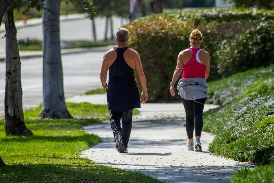 Caminhar todo dia diminui o desconforto lombar, segundo a ciência