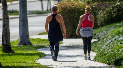 Caminhar todo dia diminui o desconforto lombar, segundo a ciência (Foto: Pexels)