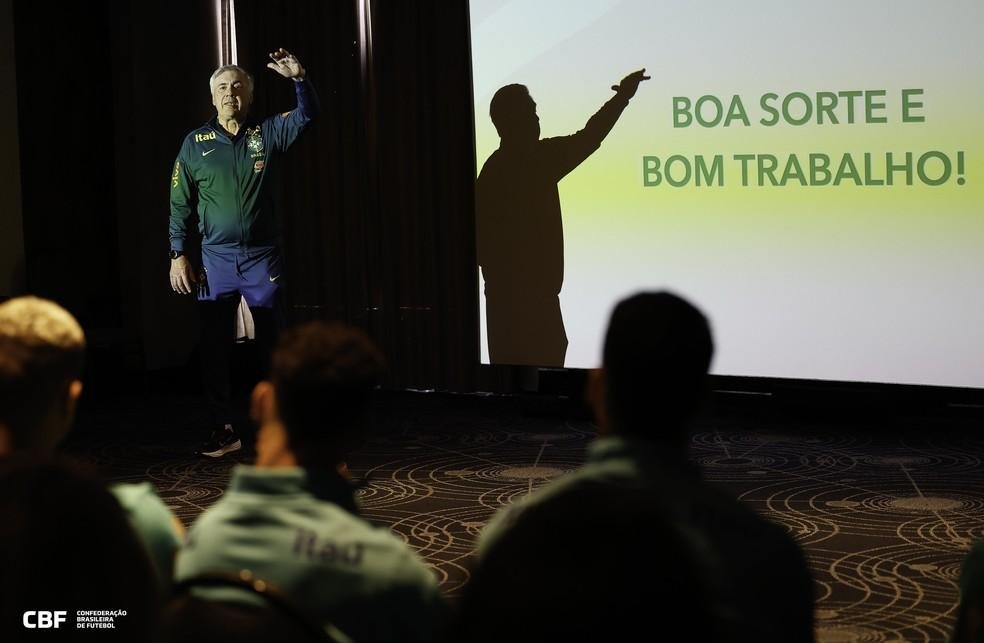 Carlo Ancelotti faz apresentação aos jogadores da Seleção