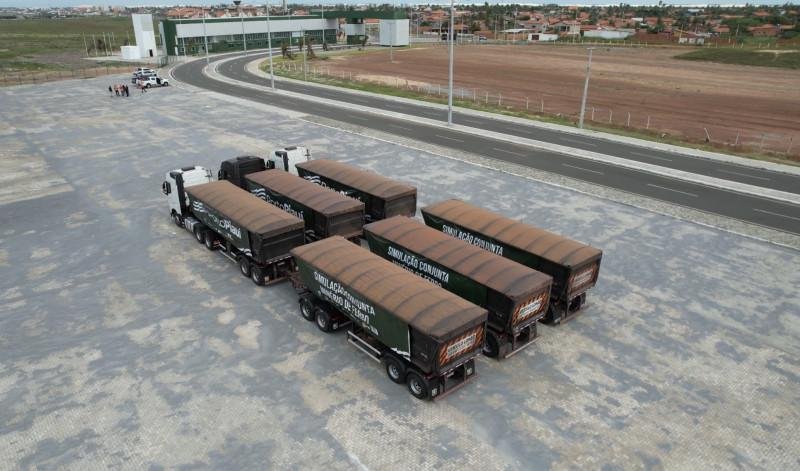 Carreta transportando minério de ferro de Piripiri ao Porto Piauí. - (/Foto: Ascom Porto Piauí)