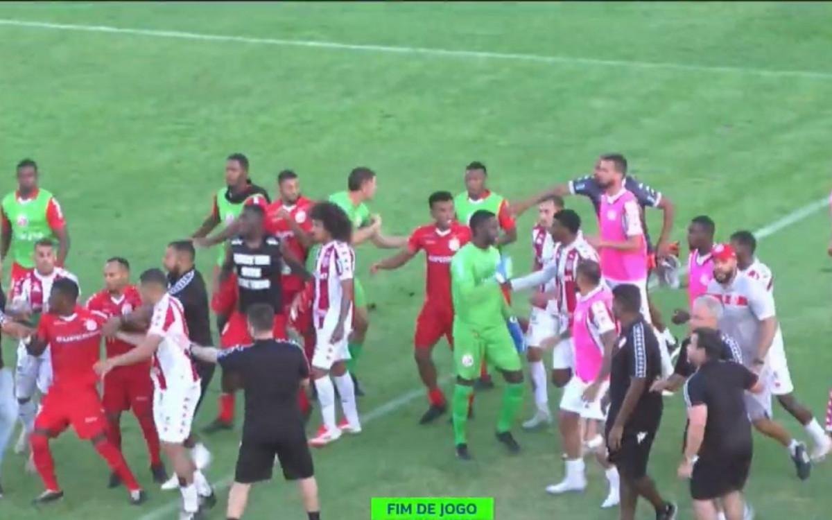 Clássico entre America e Bangu termina com pancadaria entre jogadores na segundona do Rio