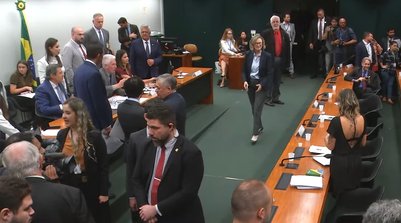 Confusão marca sessão na Câmara com presença de Haddad, com troca de acusações entre o ministro e os deputados Nikolas Ferreira e Carlos Jordy (Foto: Reprodução/TV Câmara)
