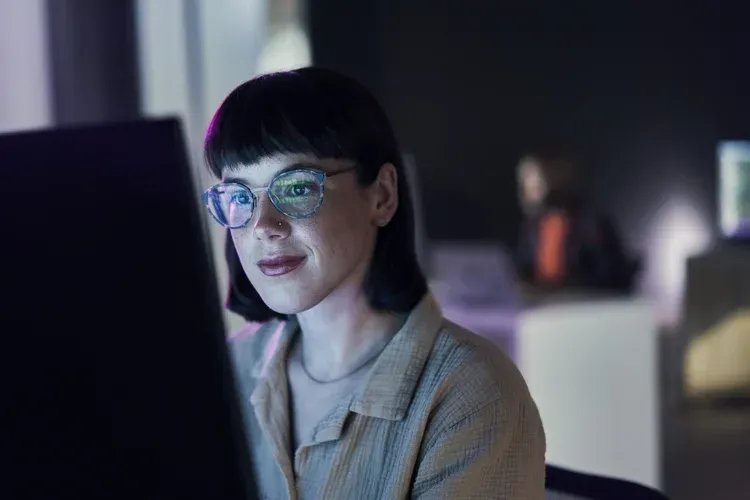 Dados da Bain & Company mostram que 85% das empresas já consideram que implementar a inteligência artificial é a prioridade para os próximos anos. (pixdeluxe/iStockphoto)