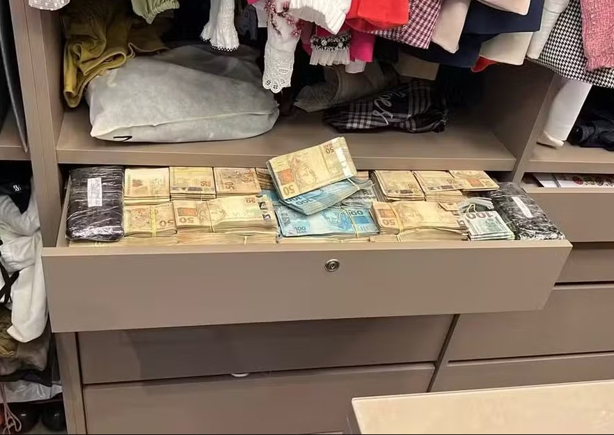 Dinheiro em espécie encontrado em gaveta de alvo da Operação Overclean