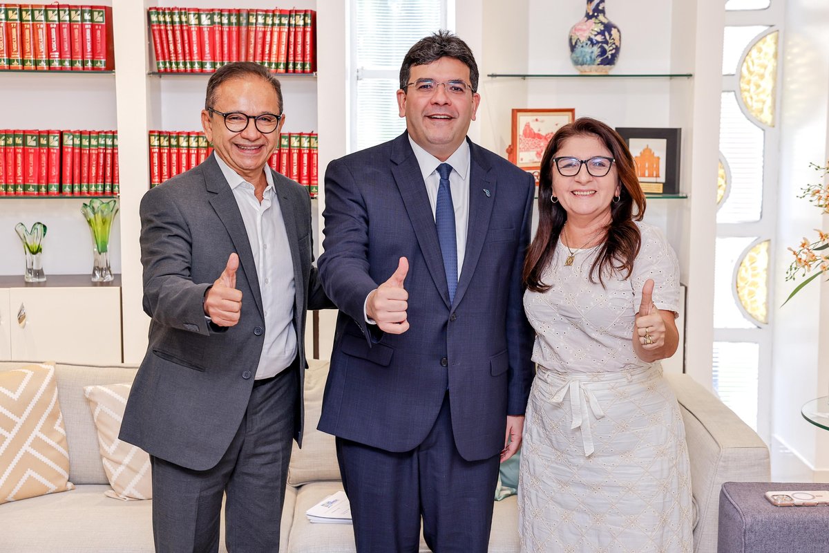 Durante reunião com o deputado estadual Dr. Hélio