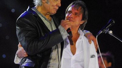 Erasmo Carlos e Roberto Carlos, em show em comemoração pelos 50 anos de carreira do Rei, no estádio do Maracanã, no Rio de Janeiro, em 2009 (Foto: Divulgação/TV Globo)