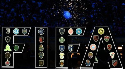 Escudos dos clubes participantes na cerimônia de abertura do Mundial de Clubes (Foto: Chandan Khanna / AFP)
