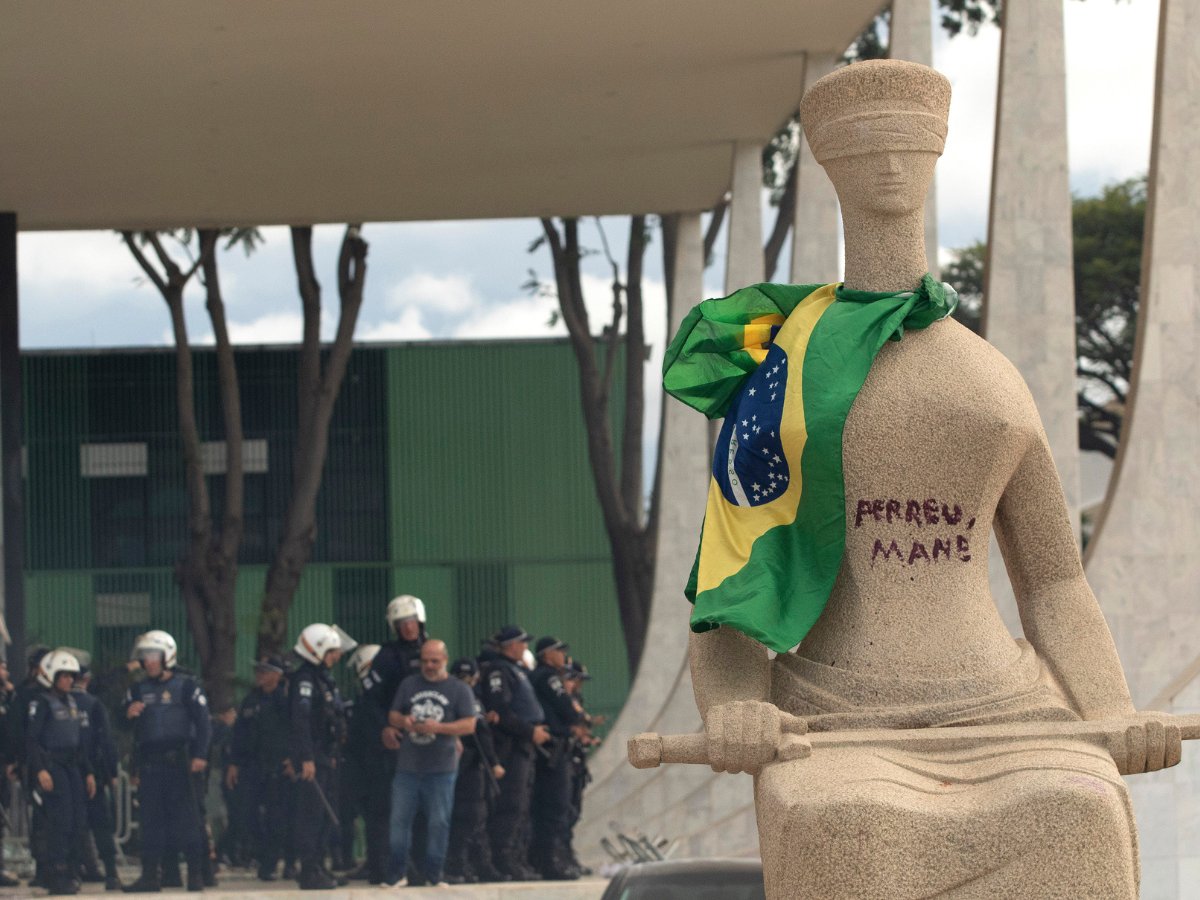 Estátua A Justiça pichada com batom