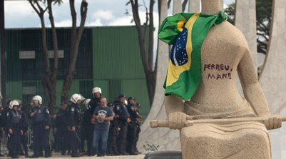Estátua A Justiça pichada com batom (Foto: (Reprodução/Agência Brasil))